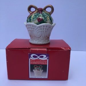 Fitz And Floyd Essentials Salt And Pepper Shakers Holiday Wreath and Basket Y2K
